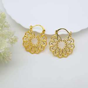 Vente en gros laiton ethnique couleur or 18 carats boucles d'oreilles de fleur festive unisexe attrayant fait à la main à la mode à la mode troisième - Product Image 4