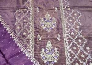 ชุดสูทผ้าไหมของผู้หญิงดีไซน์เนอร์ทันสมัยแบบเย็บปักด้วยมือที่สวยงามสำหรับงานเลี้ยงแบบดั้งเดิมของปากีสถานและอินเดีย - Product Image 3