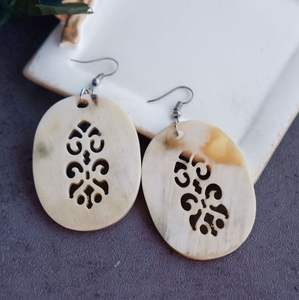 Elegantes Pendientes Huggie Plateados con Gancho, Clásicos Hechos a Mano con Aleación y Piedra Principal de Concha, Joyería Unisex Personalizable para Aniversario - Product Image 5