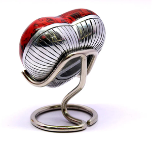 Magnifique cœur en rose rouge avec support en laiton pour cendres funéraires - Product Image 3