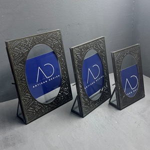 กรอบรูปชุด 3 ชิ้น สำหรับตั้งโต๊ะ ตกแต่งด้วยโลหะ เหล็ก และกระจก พร้อมสีดำ - Product Image 1