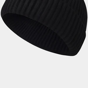 Gorros unisex cálidos y elegantes hechos de acrílico suave, perfectos para usar en invierno, moda casual o para publicidad. - Product Image 5