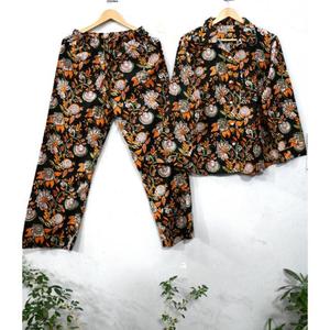 Ensemble de pyjama d'été en coton imprimé pour femmes, tissu doux et respirant, motif floral, séchage rapide, style décontracté et luxueux pour un confort optimal - Product Image 1