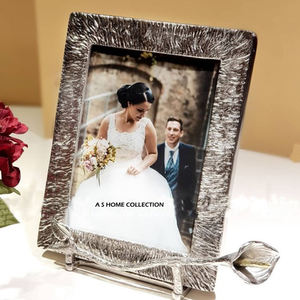 Cadre photo en verre et métal de conception artisanale traditionnelle, idéal pour la décoration intérieure de style classique ou la vitrine de bureau - Product Image 4