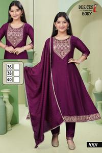 Vichitra Soie Kali Style Évasé Kurti Ordinateur Broderie Readymade Catalogue Maruti Mode-Indien Pakistanais Vêtements Y Compris - Product Image 5