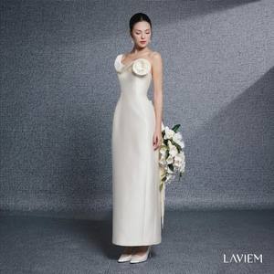 Robe élégante à col halter, coupe évasée, motif floral 3D, manches courtes, style formel, romantique, féminin, design sophistiqué pour les fêtes - Product Image 2