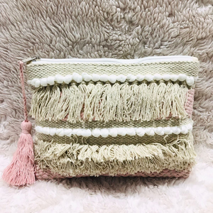 Bolso de Mano Bohemio de Ganchillo con Borlas y Cierre de Cremallera, Diseño con Flecos en Rosa Pastel y Crema, Accesorio de Viaje para Todas las Temporadas - Product Image 1