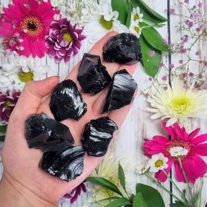 Vente en gros Obsidienne noire Pierre brute Pierre naturelle brute de haute qualité Cristal d'obsidienne dégringole Morceaux Minéraux Pierre brute - Product Image 4