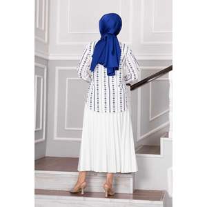 Blusa Hijab para mujer con estampado étnico Color índigo con diseño único - Product Image 4