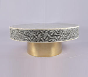 Table basse ronde de luxe en incrustation d'os, motif géométrique, design cube noir et blanc, finition dorée, piédestal en métal, style moderne pour la maison - Product Image 2