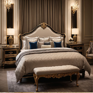 Cama opulenta con marco dorado, banco capitoné a juego y tapicería color marfil. Disponible a precios de mayoreo. - Product Image 2