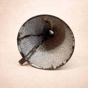 Entonnoir en émail de style vintage avec poignée pour un transfert de liquide facile et sans déversement, design durable, idéal pour la maison et le stockage - Product Image 2