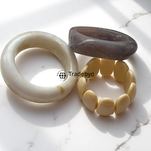 Brazaletes de resina coloridos para fiesta Pulseras de diseñador moderno para mujer de Tradebyd - Product Image 2