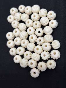 Perles en os blanc sculptées à la main, naturelles, durables, artisanales, fournitures pour la fabrication de bijoux, vente en gros, rondes/plates rondes polies - Product Image 2