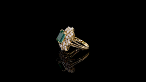 Anillo de cóctel con esmeralda verde cultivada en laboratorio con engaste de garras y diamantes marquesa, pera y redondos brillantes para eventos especiales - Product Image 3