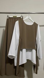 Lujosos y modestos conjuntos de invierno en telas suaves y cálidas con diseños clásicos de colores sólidos para mujeres indias y paquistaníes - Product Image 2