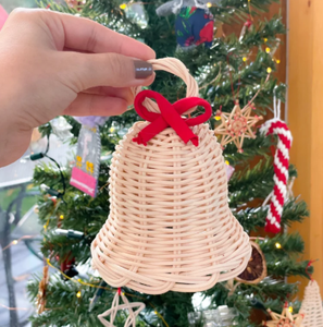 GREENCRAFT Cloche en osier faite à la main Ruban de tartan rustique Décoration suspendue de Noël Taille personnalisée écologique et réutilisable - Product Image 1