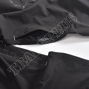 Pantalon de neige imperméable noir personnalisé pour hommes avec coutures blanches et grandes poches cargo élégantes à fermeture éclair - Product Image 6