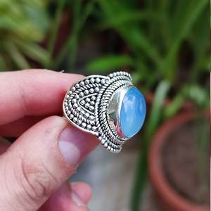 Anillo de Plata de Ley 925 Hecho a Mano por Diseñadores Artesanos, Anillo de Cóctel para Mujer con Calcedonia Natural Ovalada, Estilo Boho, Regalo Perfecto para Él - Product Image 2