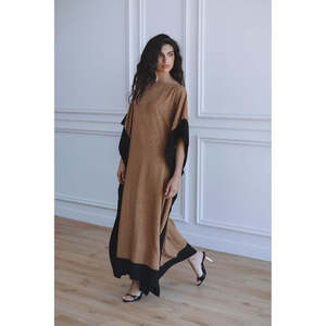 Vestido Kaftán Largo de Gasa en Color Moca Dune - Cintura Natural Discreta, Cuello Barco Transpirable, Ideal para Fiestas, Tallas XS/SM/L - Product Image 1