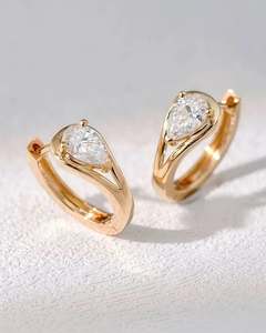 Pendientes de Aro Huggie de Oro Sólido de 14K con Diamante Cultivado en Laboratorio de Corte Pera de 0.51CT, Joyería Fina Moderna para Compromiso, Regalo para Parejas - Product Image 1