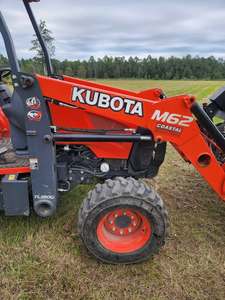 Cargador de Tractor Industrial Kubota M62 de Alto Rendimiento |   Tractor retroexcavador Kubota M62 4x4 con transmisión HST Plus 4WD en venta - Product Image 5