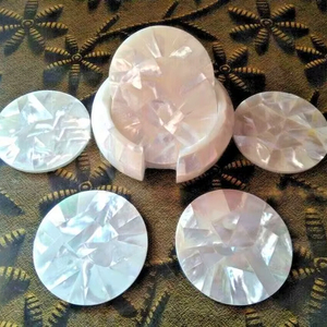 Posavasos de Nácar Natural que Ofrecen un Diseño Artístico y una Función Protectora para Muebles - Product Image 1