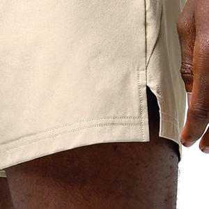 Pantalones cortos de 5 pulgadas esenciales de arena de tela ligera que absorbe la humedad con paneles laterales de contorno y pantalones de malla interior - Product Image 2
