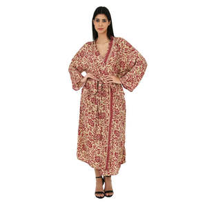 Conjunto de Camisola y Top de Seda para Mujer, Estilo Kimono, Color Beige con Estampado Floral Rojo, Talla Única - Product Image 4