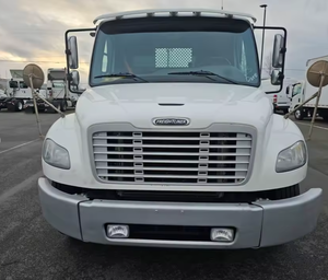 Camión de Plataforma Plana For-Freightliner M2 106 de 16-24 pies, Usado, con Bajo Kilometraje, Año 2018 - 260HP, Automático de 6 Velocidades, LHD/RHD, Listo para Exportación Mundial - Product Image 2