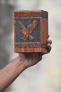 Urna de cremación de madera con águila grabada, recuerdo conmemorativo rústico, recuerdo conmemorativo personalizado, urnas de cremación para cenizas humanas - Product Image 4