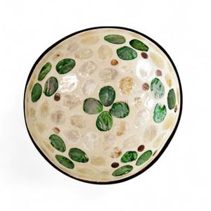 Tazón de Cáscara de Coco con Incrustaciones de Nácar Hecho a Mano para Servir Comida en la Mesa y Decoración Natural del Hogar de Vietnam - Product Image 2
