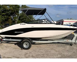 Yate Deportivo SX190 2023-2026, Bote a Motor de 19 Pies para Navegación, Surf y Buceo, Material de PVC Estable, Capacidad para 6 Personas - Product Image 1