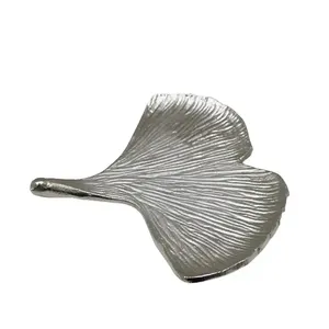 Assiettes de service élégantes en forme de feuille avec un design détaillé, matériau durable, parfaites pour servir des collations, des fruits ou comme une table élégante - Product Image 4