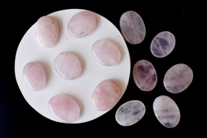 Piedra de Cuarzo Rosa Ovalada Tallada, Ecológica y Atractiva, para Aliviar el Estrés, Cristales Naturales Pulidos, Decoración, Meditación - Product Image 3