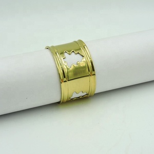Ensemble d'anneaux de serviette en laiton élégant et moderne pour la salle à manger Design concave martelé en argent Porte-serviettes en métal élégant pour les fêtes - Product Image 6