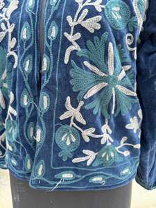 Chaqueta corta elegante para mujer Suzani Design Chaqueta de terciopelo floral bordada a mano de punto con material de relleno de algodón - Product Image 3