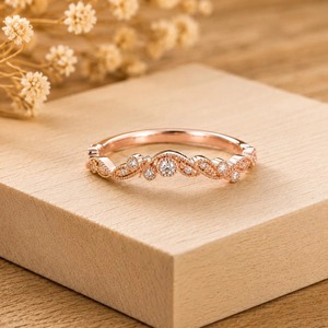 Bague de Mariage Élégante en Or Massif 14K Certifiée IGI, Diamant de Laboratoire Taille Ronde Brillante, Motif Feuille Chevron Vintage, 0.18 Ct E-F VS - Product Image 2