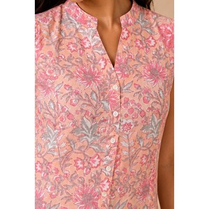 Camiseta sin mangas para mujer - Nawabiyat Dilruba con estampado floral de melocotón hecho a mano - Product Image 2