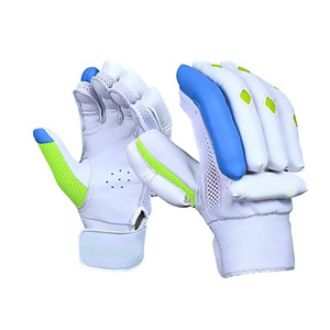 Gants de cricket personnalisables noirs et blancs de qualité professionnelle confortables avec la taille du logo et les options de couleur - Product Image 4