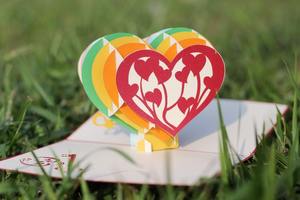 Tarjeta de artesanía emergente de corazón de arcoíris 3D Tarjeta de amor de San Valentín hecha a mano en Vietnam Tarjeta de recuerdo y regalo - Product Image 4