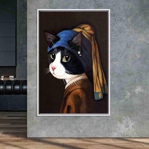 Elegante Gato con Pendientes de Perlas, Impresión en Lienzo - Decoración Moderna, Lienzo con Marco Blanco - Product Image 1