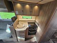 Camping-car haut de gamme 2023 avec cuisine, salle de bain et espace de couchage pour les voyages longue distance et les aventures