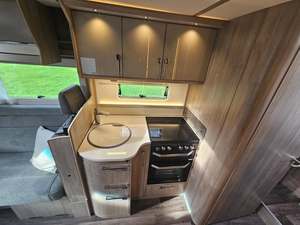Autocaravana de Alta Gama 2023 con Cocina, Baño y Área de Dormir para Viajes de Larga Distancia y Aventuras - Product Image 2