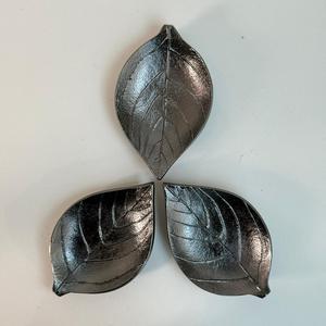Juego de 3 Platos Decorativos Hechos a Mano con Diseño de Hoja Fundida, Vide-Poche con Acabado en Níquel Negro para Bodas y Fiestas al Precio Más Bajo en India - Product Image 3