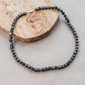 Collar de Shungita con 62 cuentas cúbicas pulidas de 0.24 pulgadas (6 mm) con cuentas negras y cierre de cadena. - Product Image 1