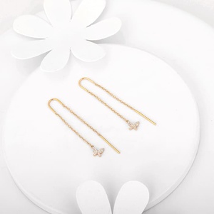 Pendientes colgantes finos de mariposa voladora dorada Sui Dhaga - Product Image 6
