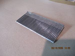 Clavos Brad APLUS FN38-10000, Vástago de 2.2 mm, Punta de Cincel, Acero Galvanizado, 38 mm de Longitud, 40 Piezas/Tira, 10000 Piezas/Caja - Product Image 3