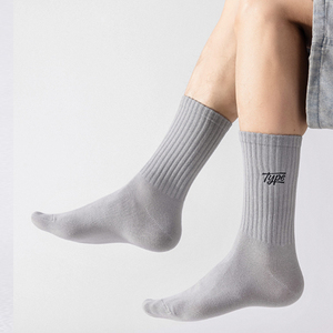 Chaussettes de sport à tube moyen pour hommes conçues sur mesure Chaussettes athlétiques à tricoter noires et blanches avec lettres brodées - Product Image 4