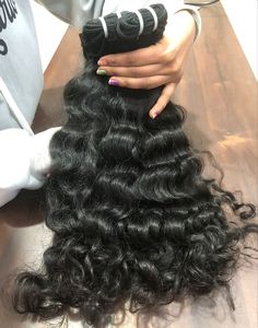 Extensión de Cabello Humano 100% Virgen Rizado Hindú de Templo sin Procesar de Doble Trama a Máquina de un Solo Donante Color Negro para Mujer Suave y Sedoso - Product Image 5